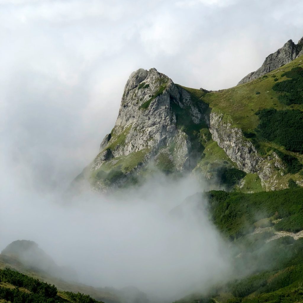 góry świętokrzyskie we mgle